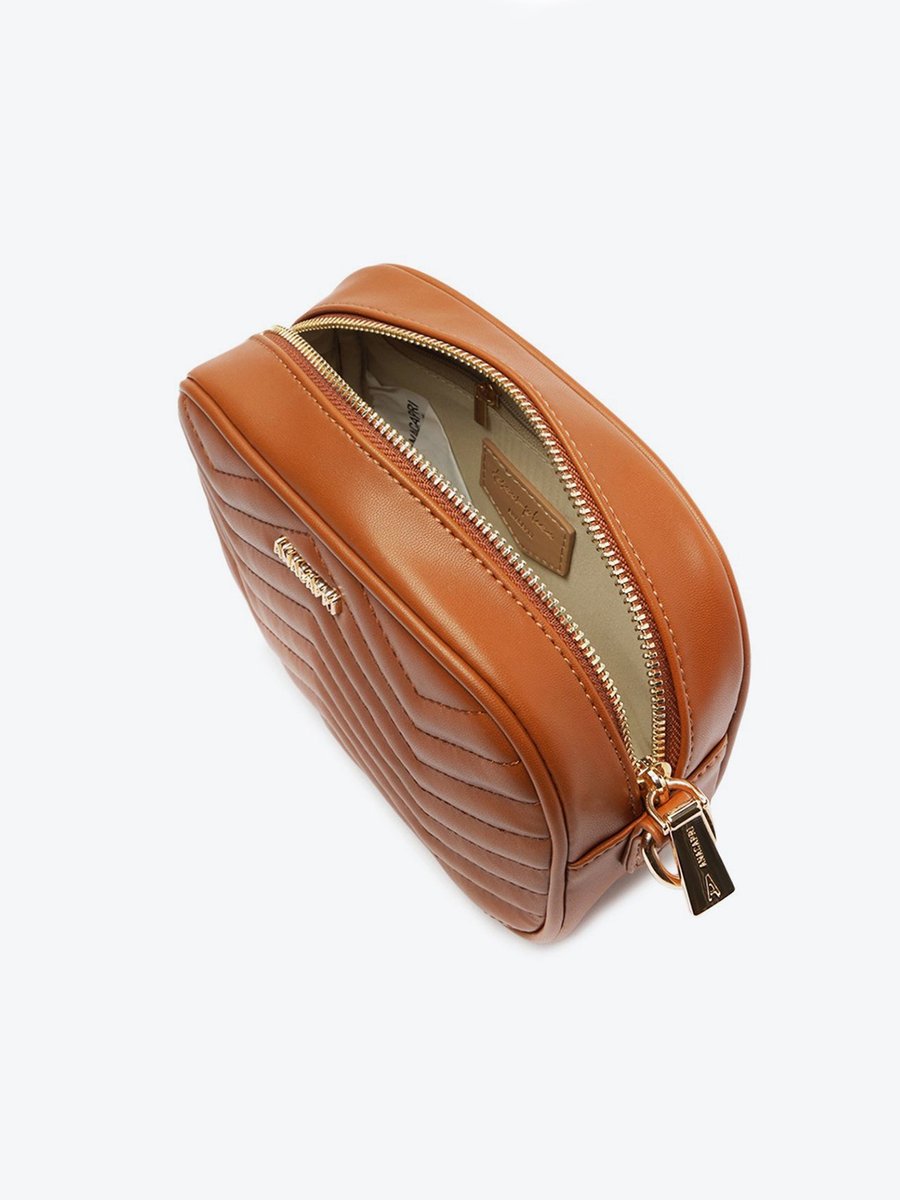 Bolsa tiracolo média Anacapri matelassê zig zag marrom vista de cima com zíper aberto e interior