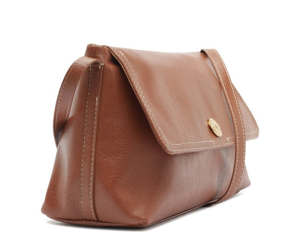 Bolsa tiracolo Anacapri Rústica marrom caramelo vista de lado, mostrando a aba e o fecho dourado