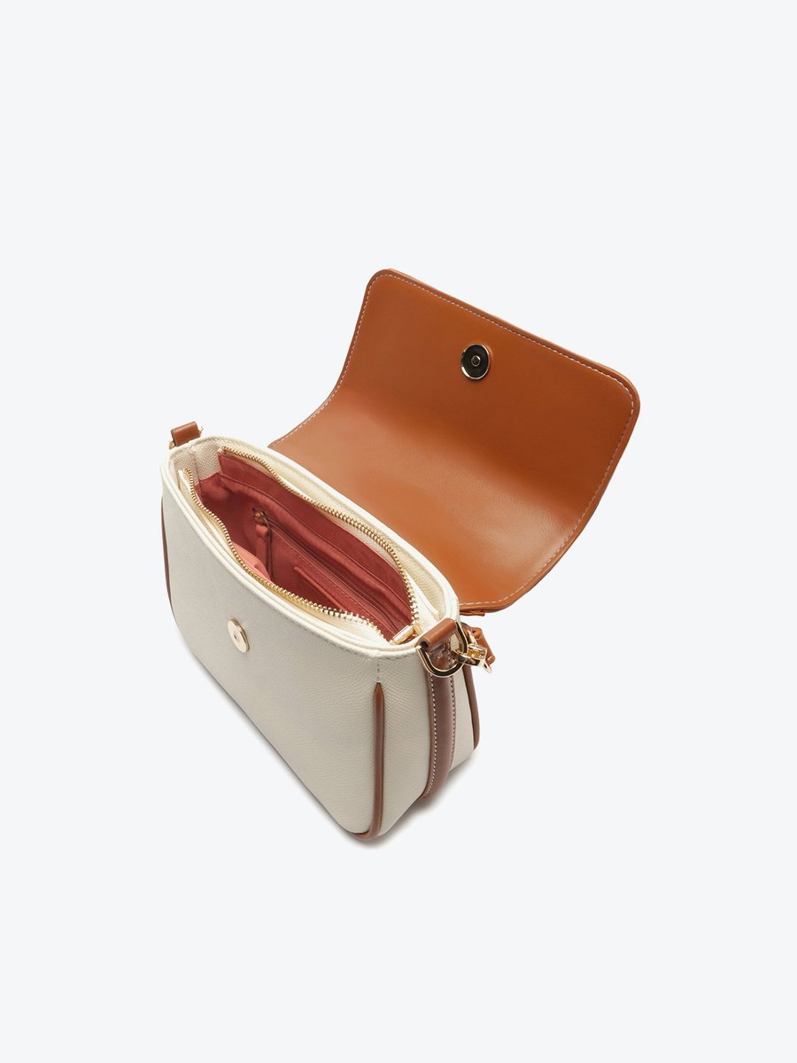 Bolsa tiracolo Anacapri Maleta Charm branca aberta, mostrando o interior caramelo e o zíper dourado