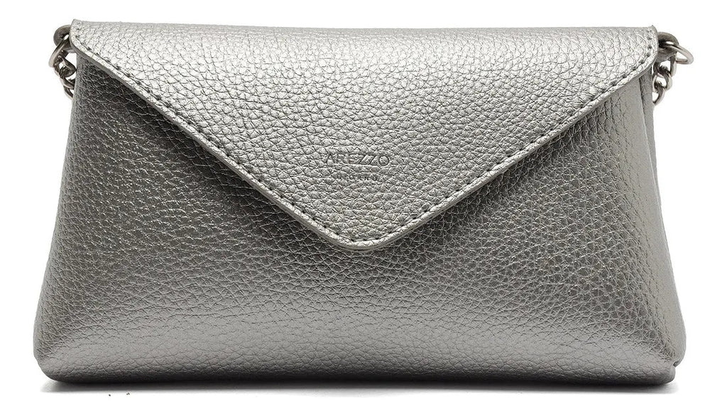 Bolsa tiracolo Arezzo Giorno Pequena Envelope prata em fundo branco, com aba envelope e textura granulada