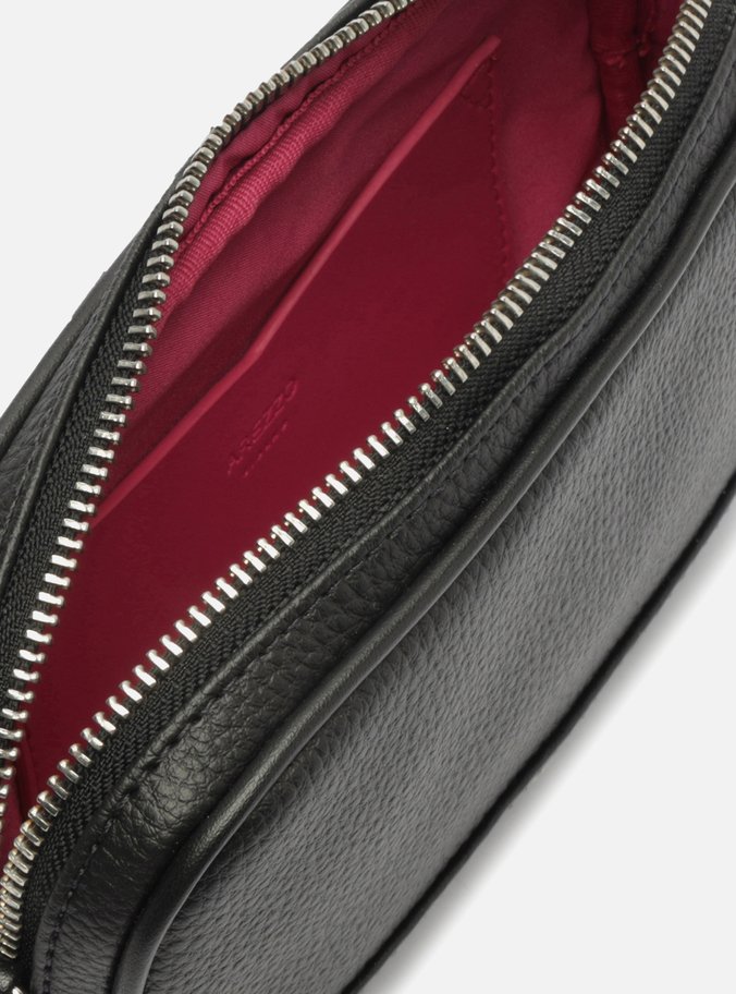 Bolsa Tiracolo Arezzo preta aberta mostrando o interior vermelho e o zíper prateado