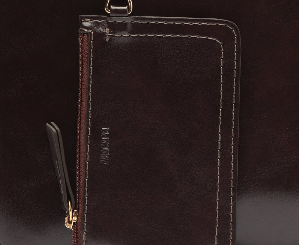 Bolsa Tote Média Bag Charm Anacapri marrom, detalhe da pochete com zíper dourado e costura aparente