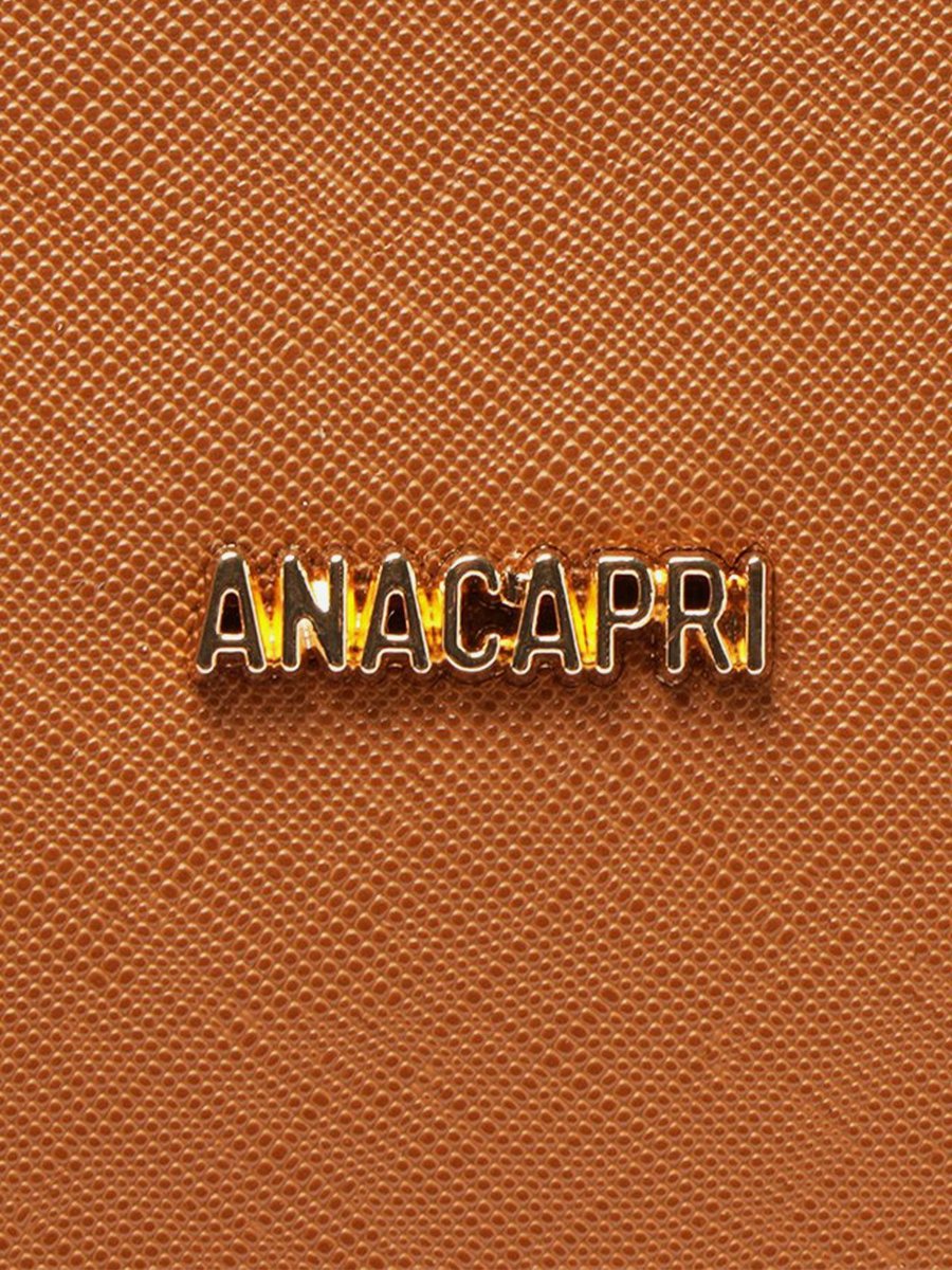 Bolsa tote média Anacapri Essencial com pouch marrom em detalhe da textura e do logo dourado