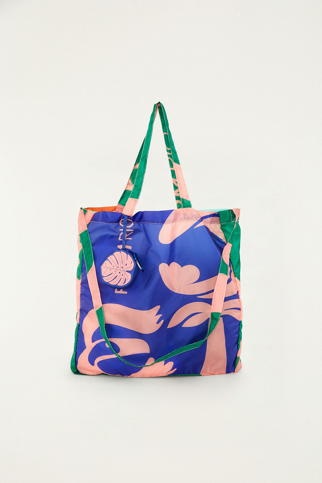 Bolsa Farm Me Leva Lisos Farm Etc em tecido estampado azul e rosa com alças verdes e chaveiro em forma de folha