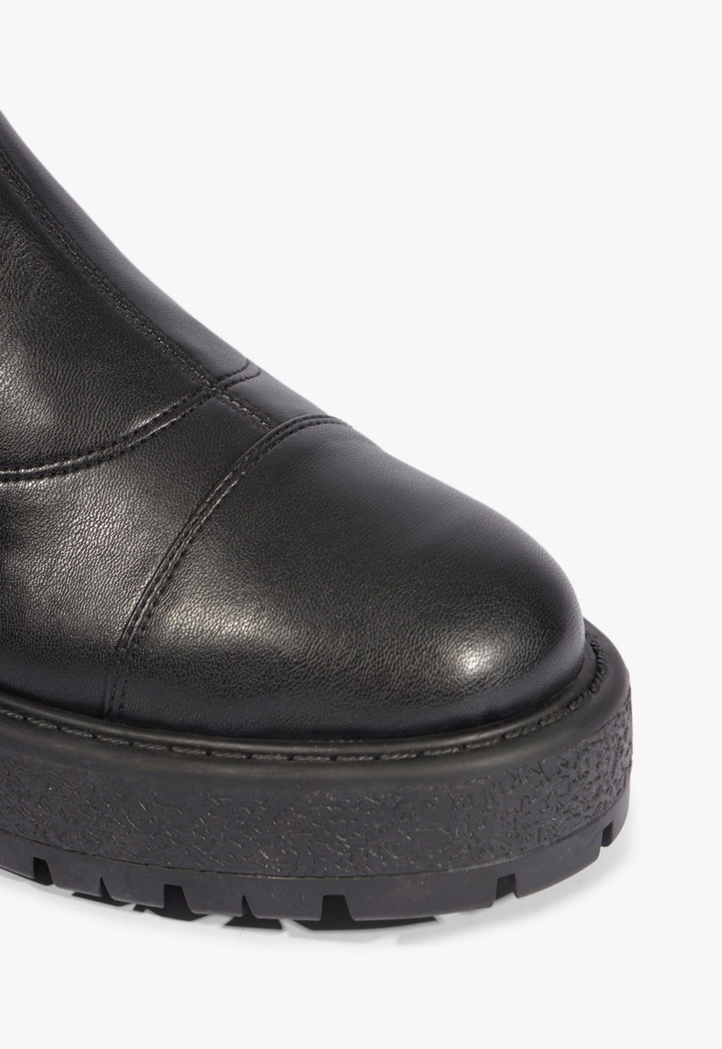 Detalhe do bico da bota Schutz Andrea preta, com costura aparente e solado tratorado em preto
