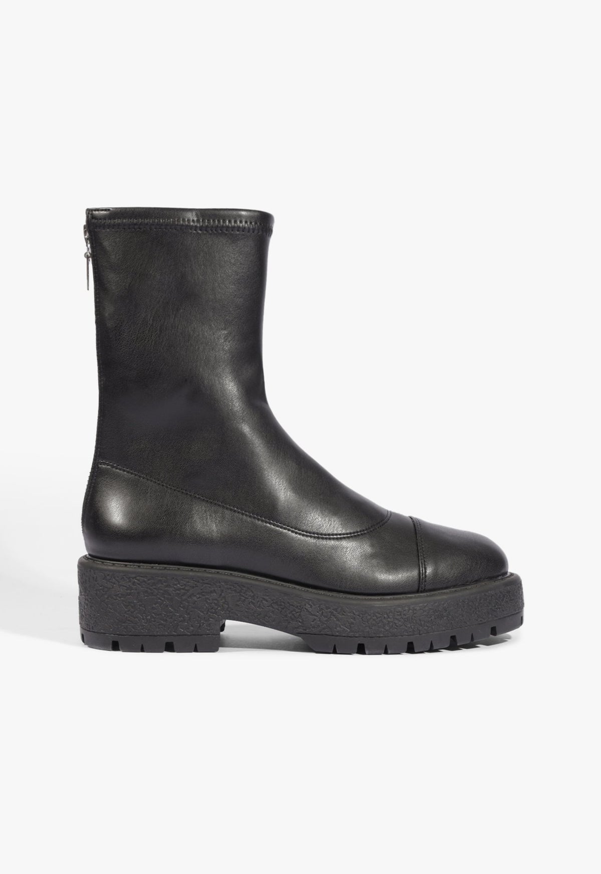 Bota Schutz Andrea de cano curto em preto, vista lateral com zíper traseiro e solado tratorado Imagem principal do produto