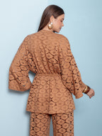Detalhe do crochet da blusa Baja, textura rendada fina feminina