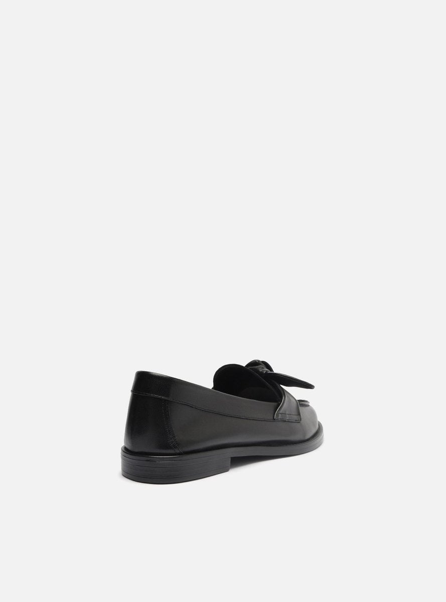 MOCASSIM PRETO COURO BICO REDONDO TIRAS NÓ A 13036 0002 0005 AREZZO Imagem secundária do produto