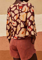 Blusa quadradinha manga kimono onça Cacay, vista costas em mulher