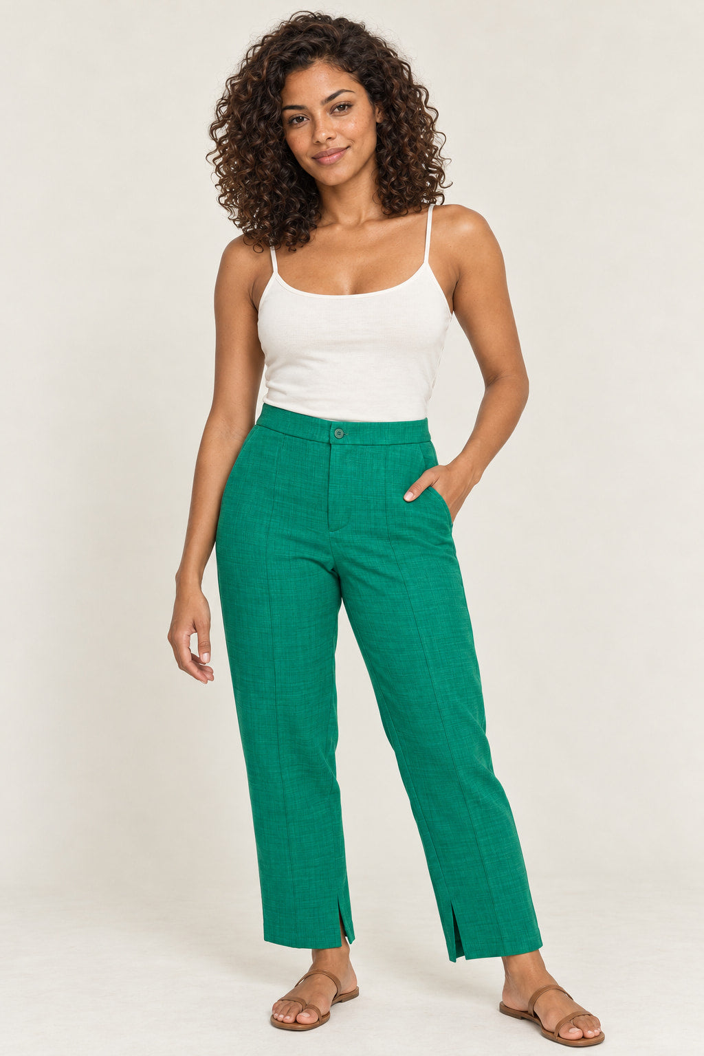 Verde | Calça Alfaiataria Chique Skenn verde com fenda na barra e bolso embutido, vestida na modelo com regata branca