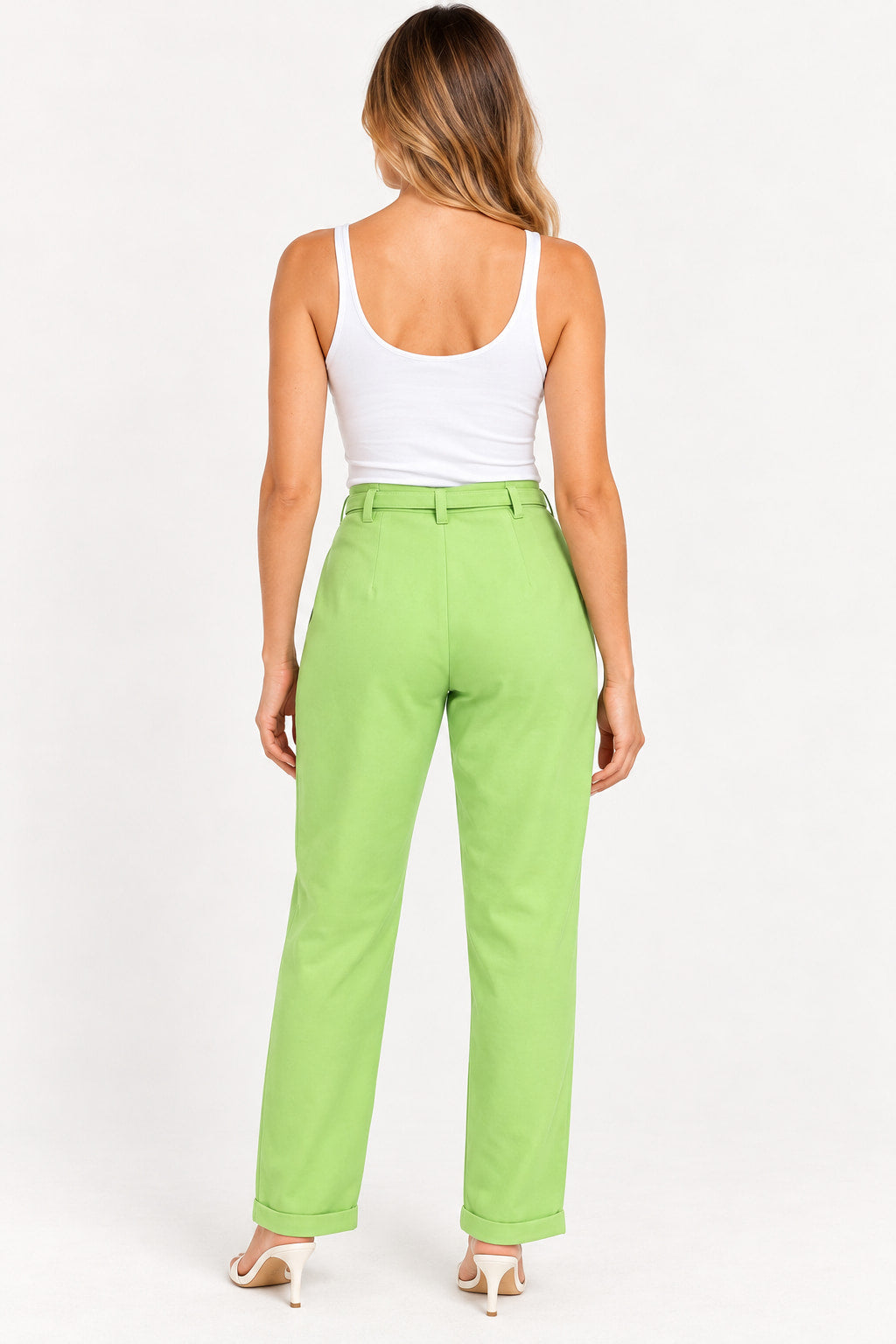 Verde | Calça Skenn alfaiataria jacquard verde vista de costas, com cós alto, passantes e barra dobrada sobre sandálias brancas