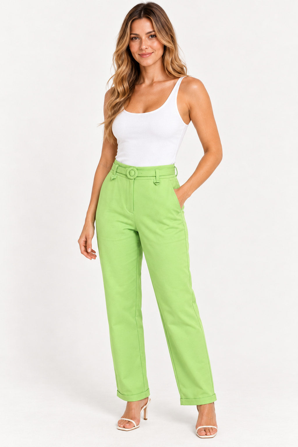 Verde | Calça Skenn alfaiataria jacquard verde de cintura alta com bolsos laterais e barra dobrada, vista frontal com a modelo de mão