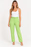 Verde | Calça Skenn alfaiataria jacquard verde com cintura alta e fivela redonda, vestida em modelo com regata branca