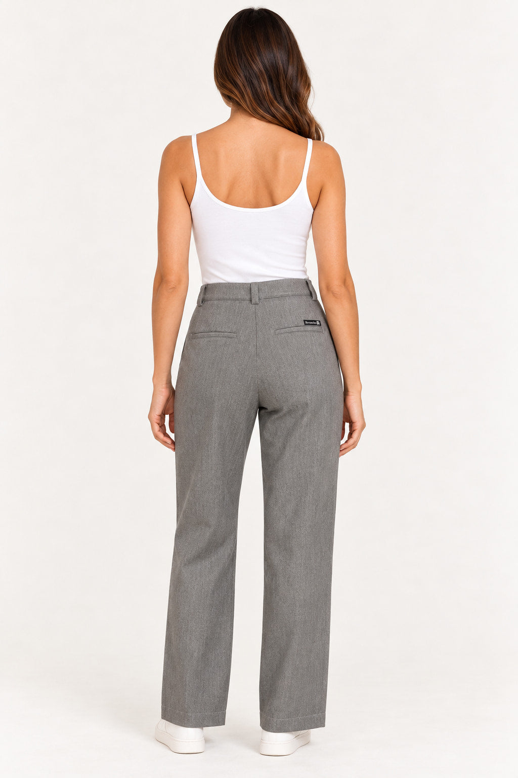 Cinza | Calça alfaiataria mom Revanche cinza vista de costas, com bolsos traseiros e aplicação da marca na cintura
