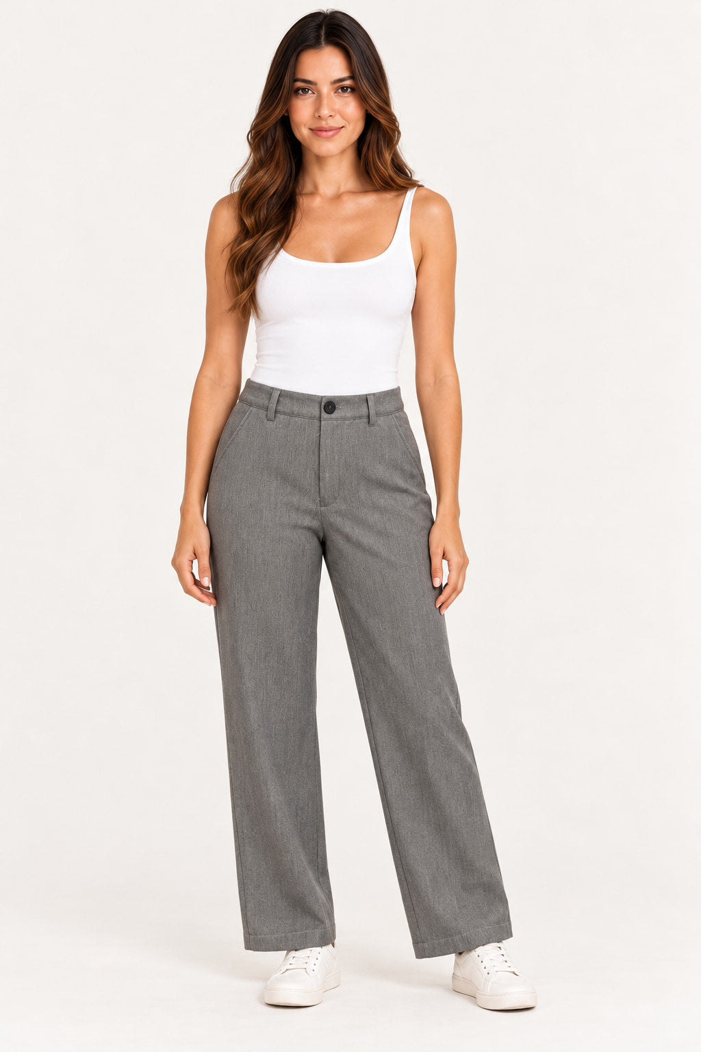 Cinza | Calça alfaiataria mom Revanche cinza com bolso faca, vestida na modelo com regata branca e tênis branco