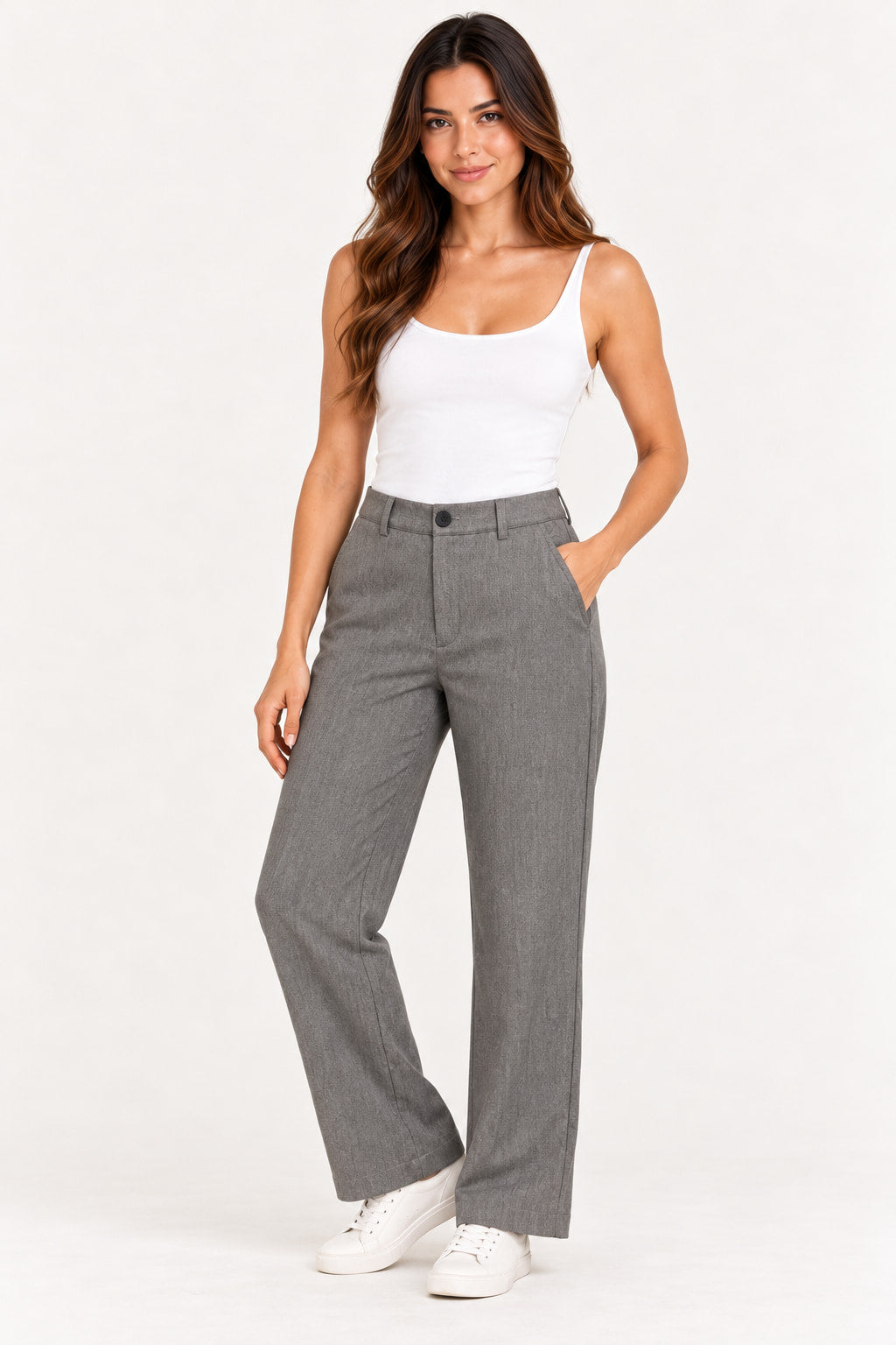 Cinza | Calça alfaiataria mom Revanche cinza com bolso faca, mostrando o bolso lateral e o caimento da perna