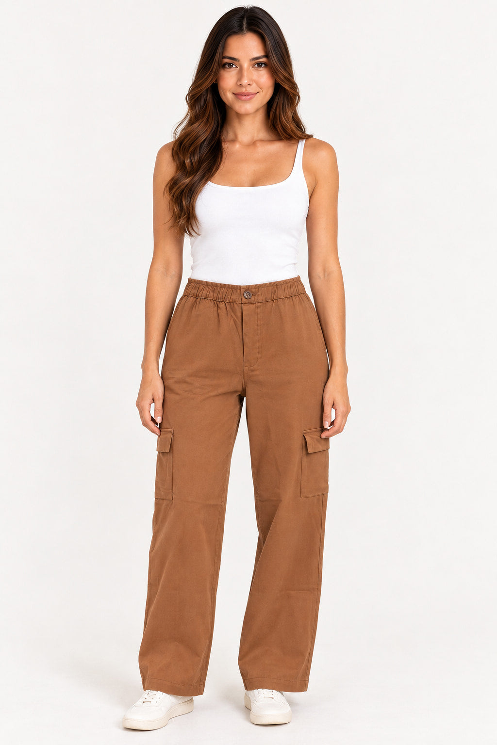 Caramelo | Calça Revanche reta bolsa caramelo com cintura elástica e bolsos cargo, vestida em modelo com regata branca