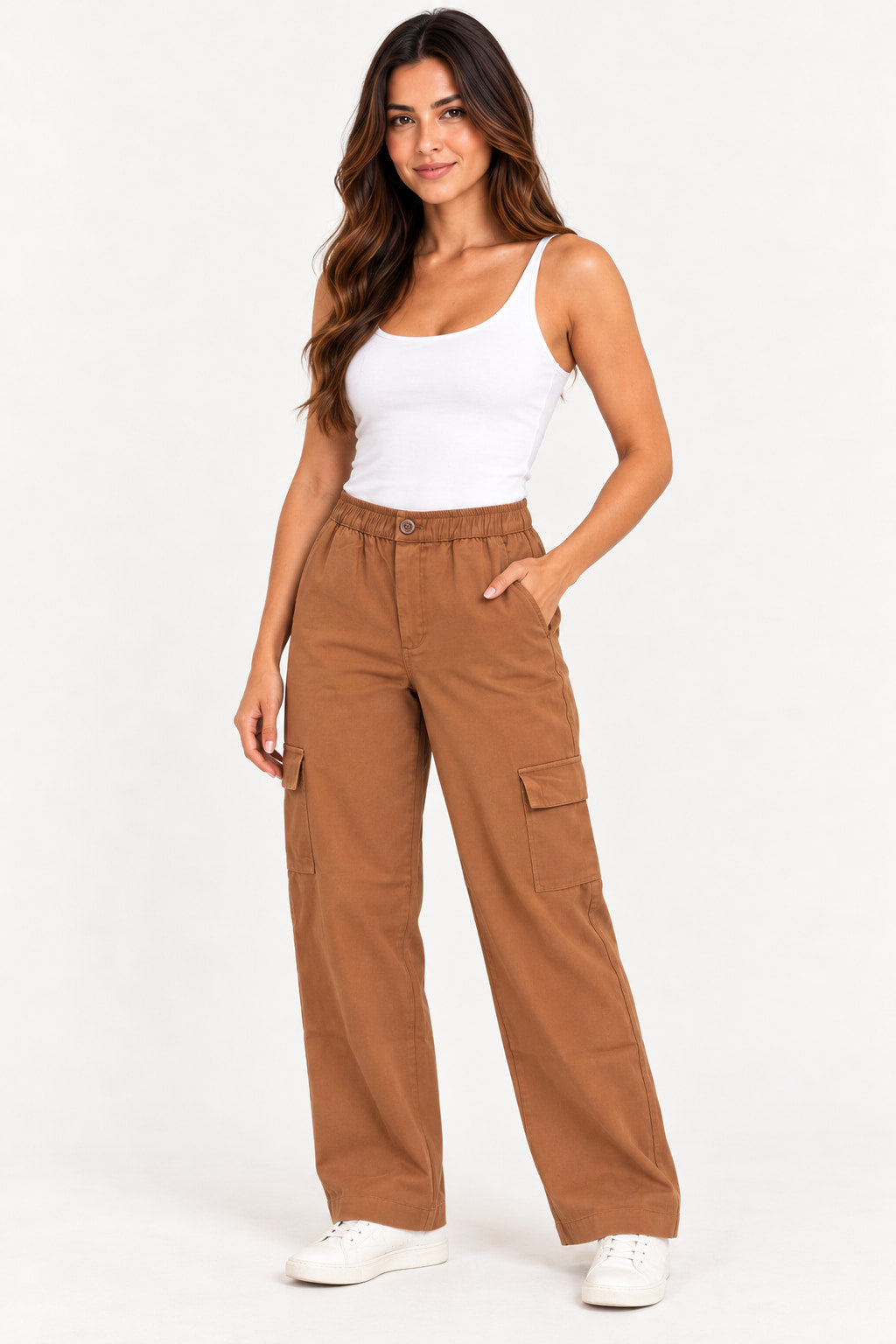Caramelo | Calça Revanche reta bolsa caramelo com bolsos laterais cargo e cintura elástica, modelo de lado com mão no bolso