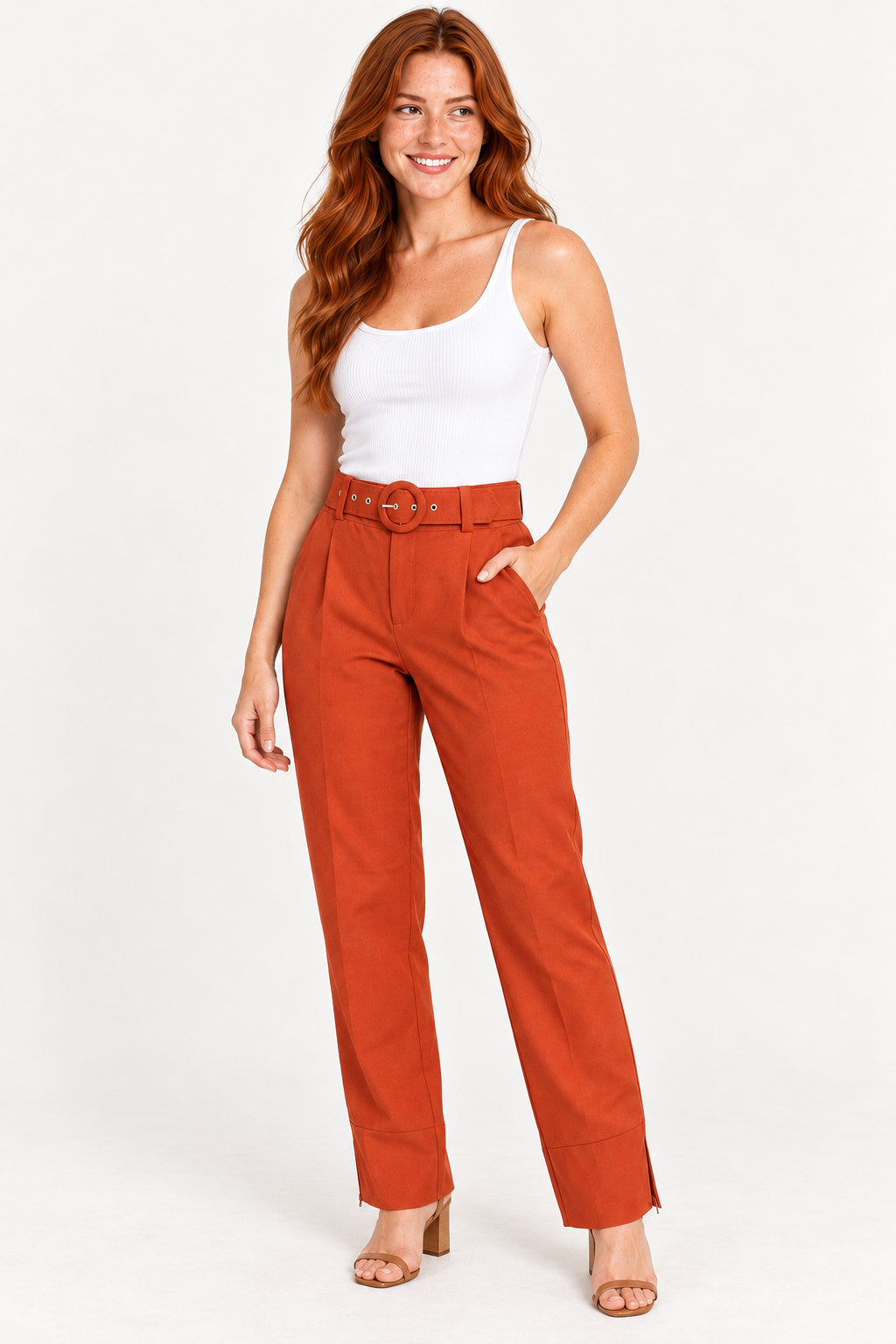 Terra | Calça Skenn alfaiataria reta com cinto terra, modelo com a mão no bolso e sandálias de salto
