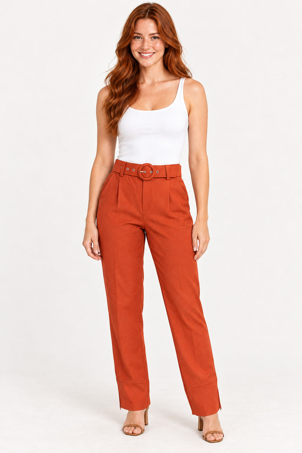 Terra | Calça Skenn alfaiataria reta com cinto na cor terra, vestida em modelo sorridente com regata branca