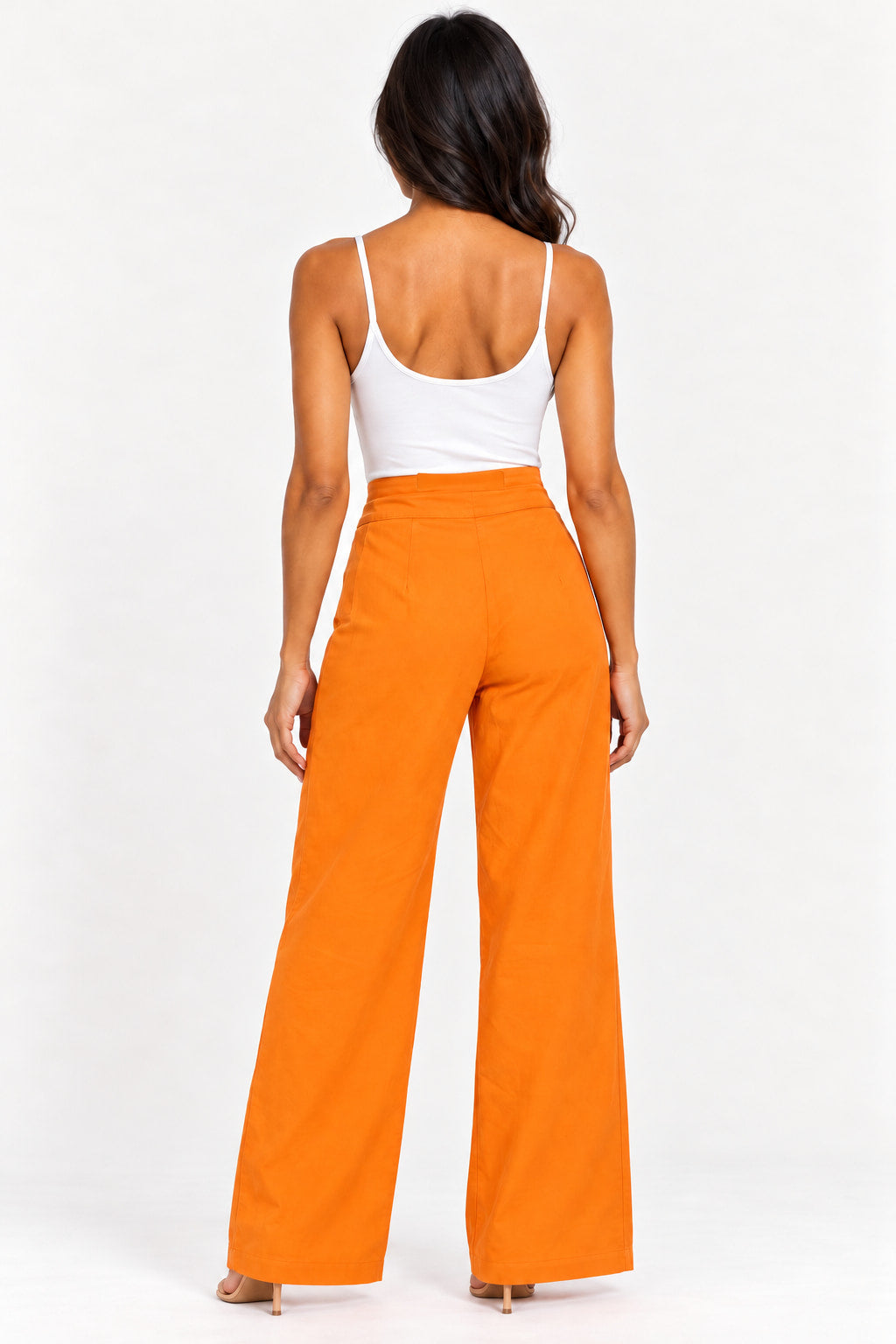 Laranja | Calça Alfaiataria Skenn laranja de cintura alta e modelagem larga, vista de costas com regata branca
