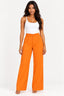 Laranja | Calça Alfaiataria Skenn laranja de cintura alta e pernas largas, vestida na modelo com regata branca