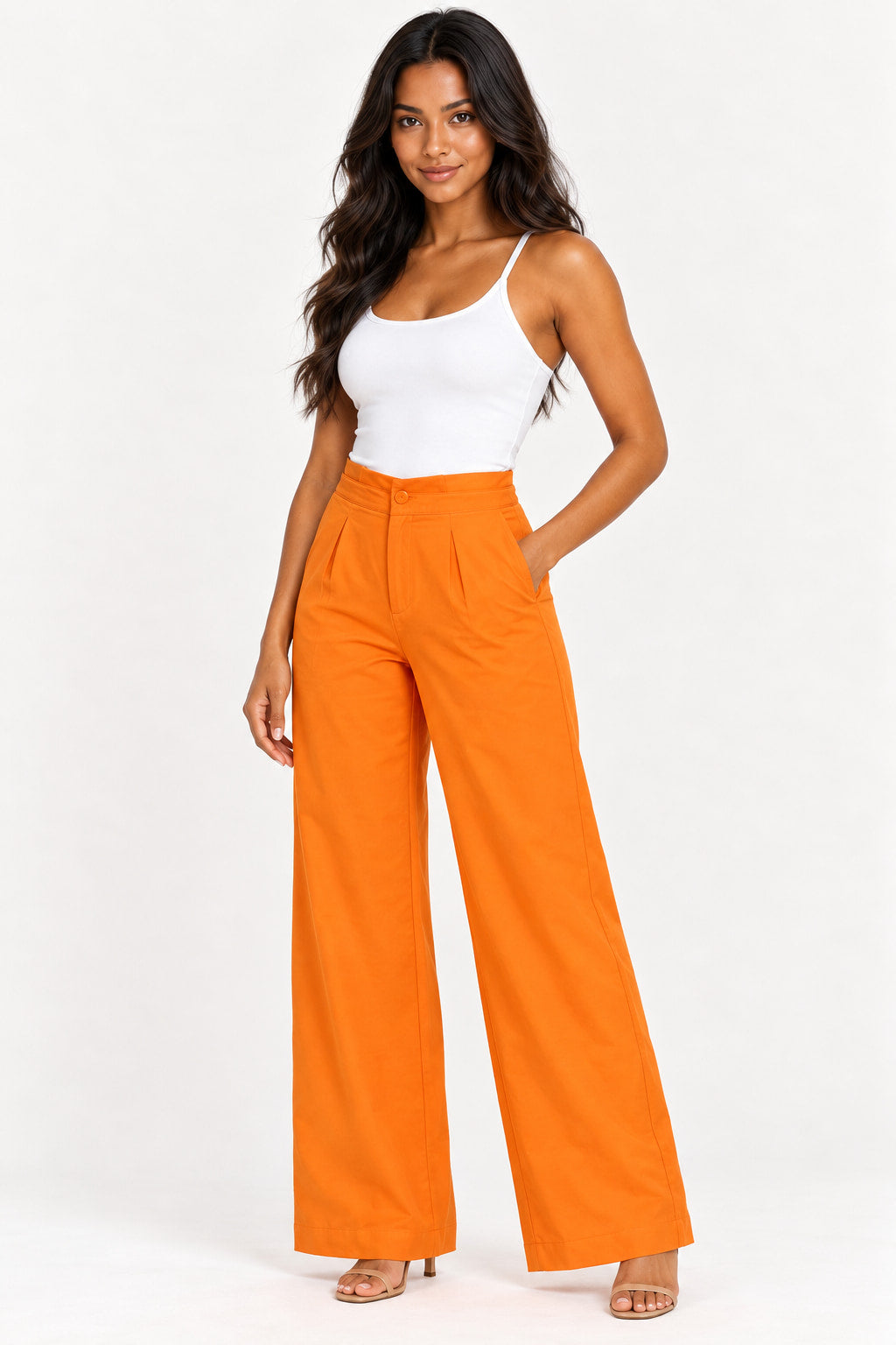Laranja | Calça Alfaiataria Skenn laranja de cintura alta com pregas e pernas retas largas, com mão no bolso