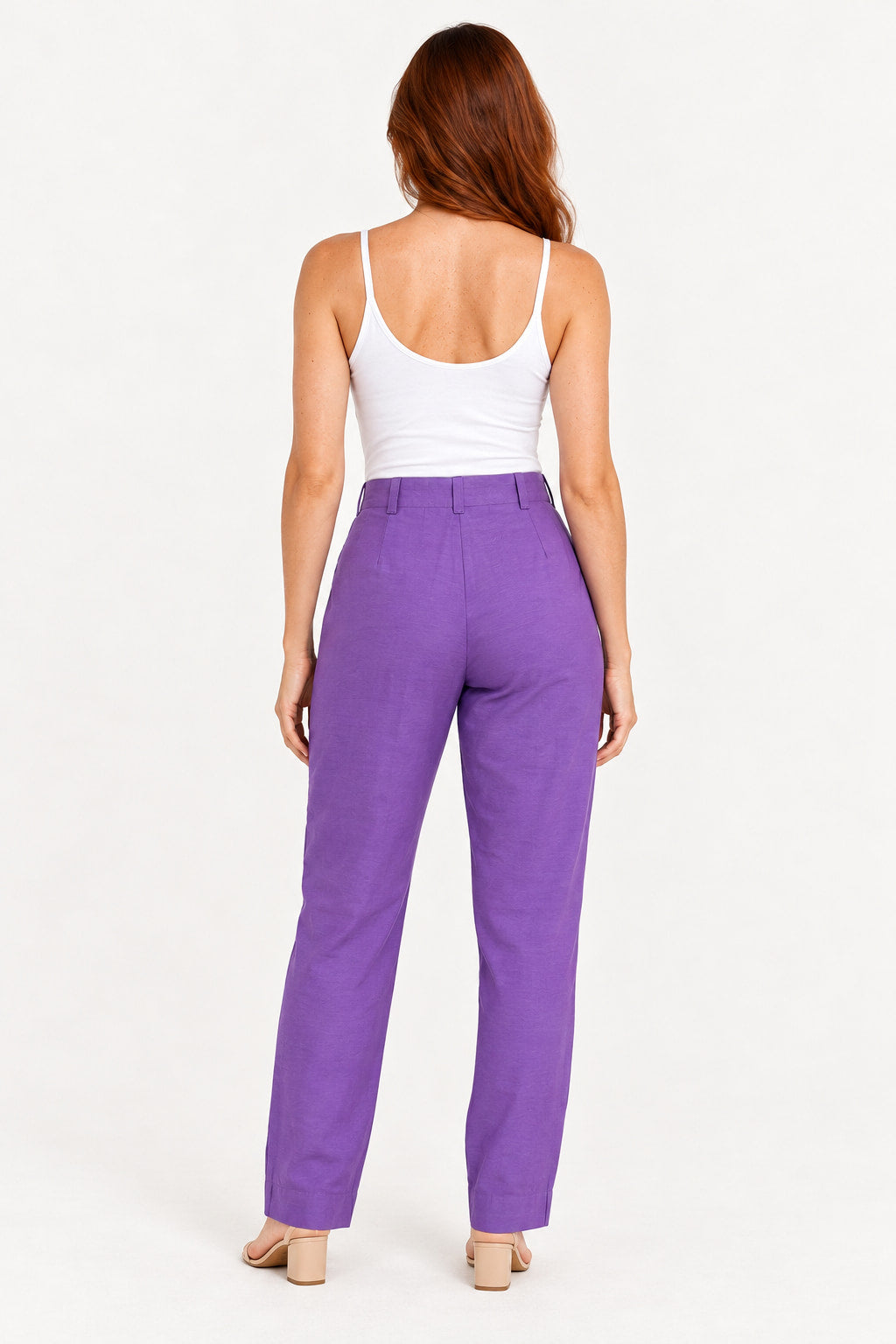 Roxo | Calça Alfaiataria Skenn roxa de cintura alta vista de costas, com passadores e caimento reto nas pernas
