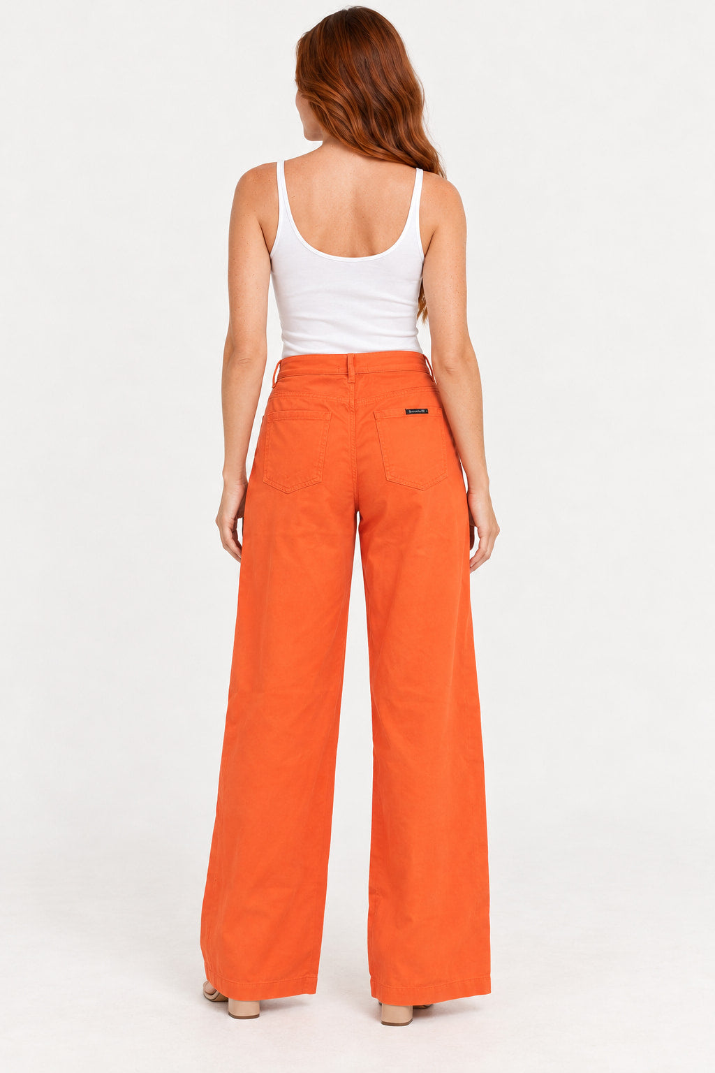 Laranja | Calça Alfaiataria Wide Revanche laranja vista por trás, com bolsos traseiros e pernas largas
