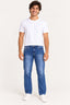 Jeans | Calça Baggy Jeans Masculina Barra Normal Revanche em azul jeans, vestida em modelo de camiseta branca, vista frontal