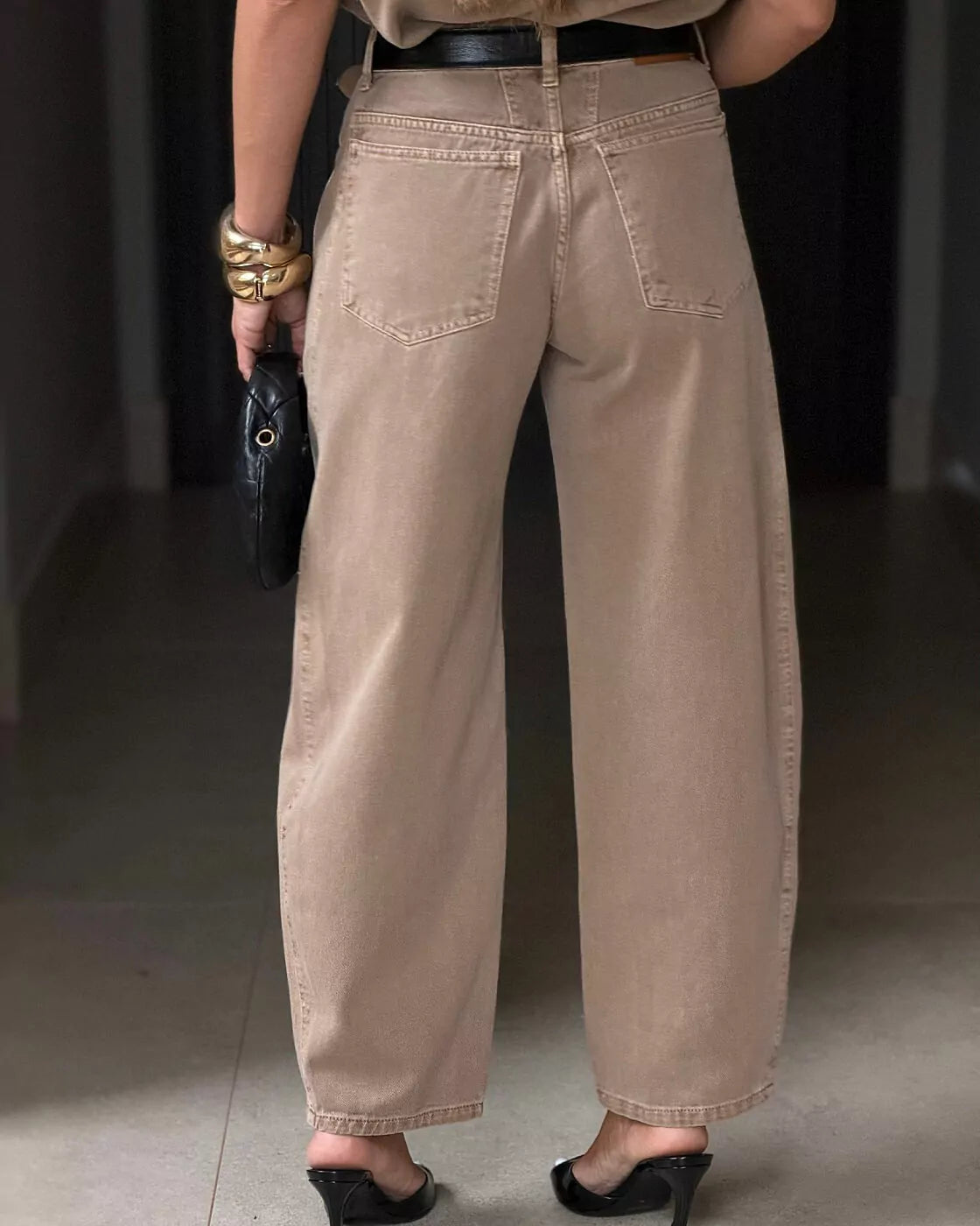 Calça Balloon Austin Alcance caqui vista de costas, com bolsos traseiros e modelagem balão