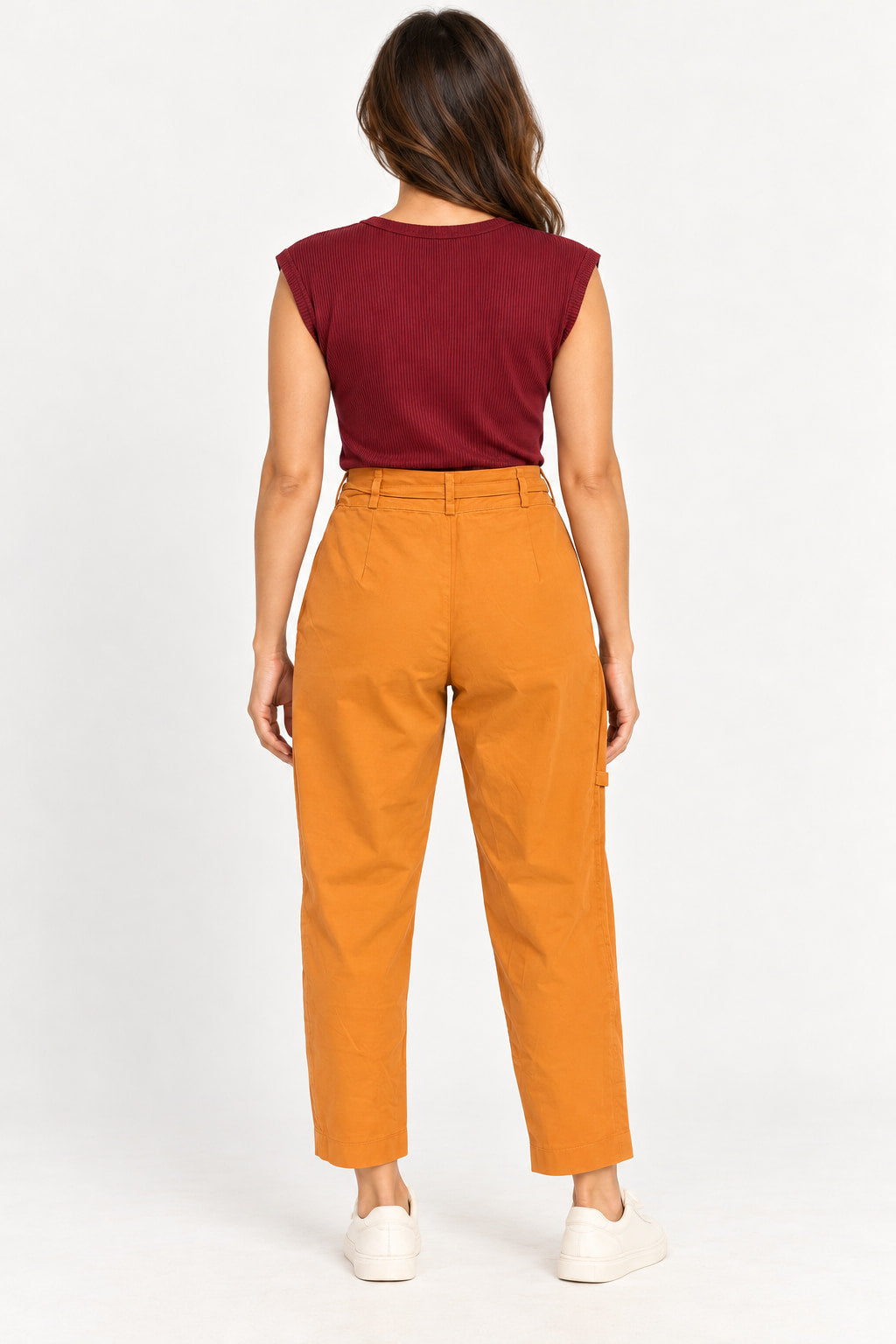 Damasco | Calça Cargo Street Skenn damasco vista de costas, com cintura alta e corte reto no tornozelo, modelo de tênis branco
