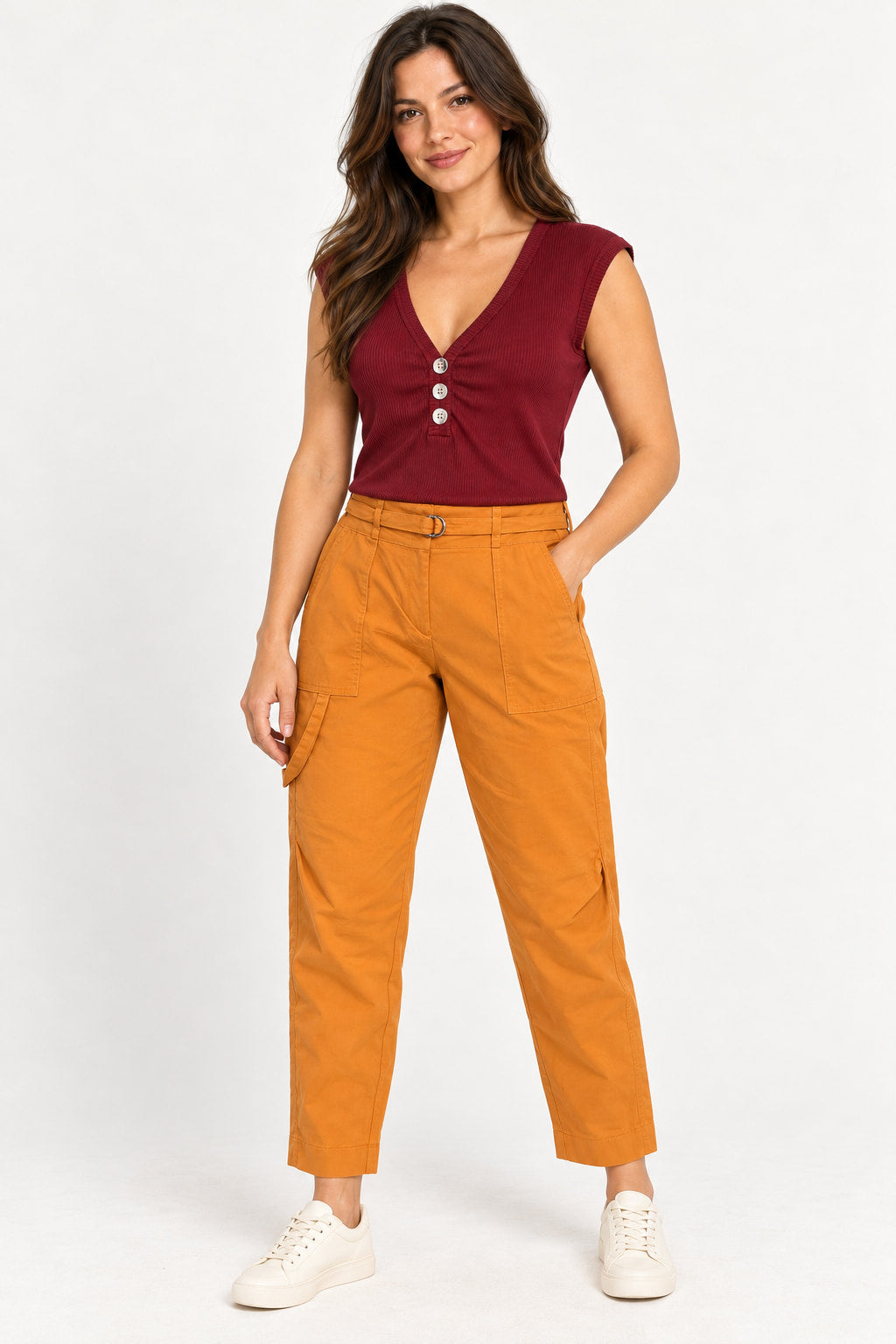 Damasco | Calça Cargo Street Skenn damasco com cintura alta e bolsos laterais, modelo de pé com mão no bolso, look completo