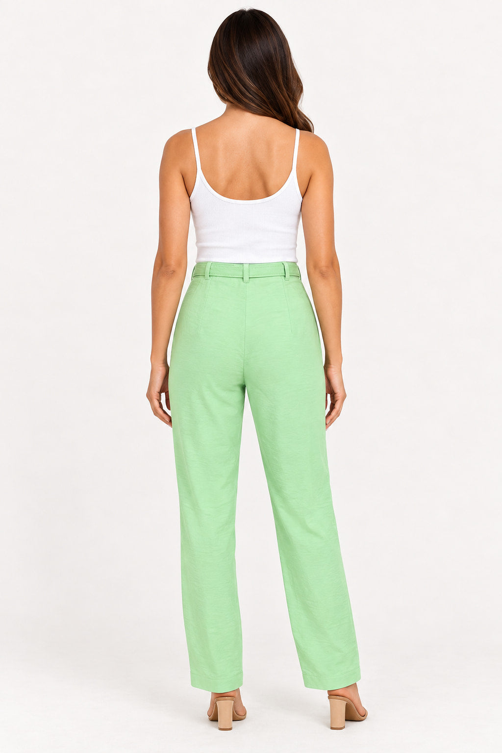 Verde | Calça Skenn verde claro de alfaiataria com cinto, vista de costas com a modelo de regata branca