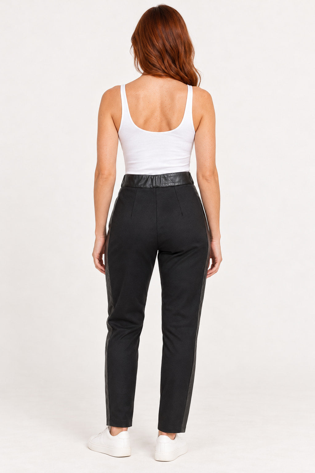 Preto | Calça Courino Skinny Skenn preta vista de costas, com cós em courino e laterais em tom preto