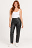 Preto | Calça Courino Skinny Skenn preta, vestida na modelo com regata branca e tênis branco, vista de frente