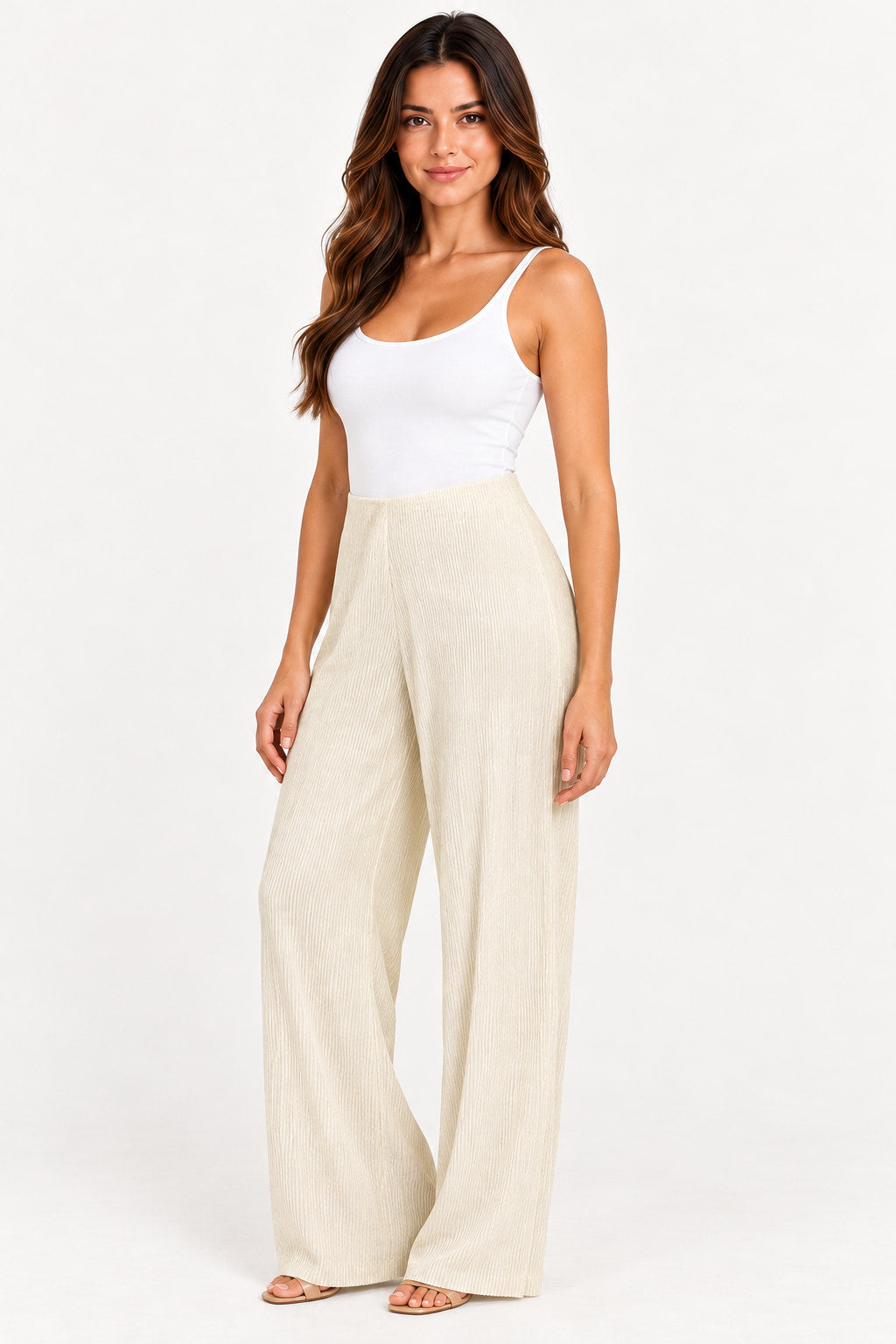 Off | Calça Blitz Empatia Plissada off com textura plissada e caimento fluido, vestida na modelo com regata branca