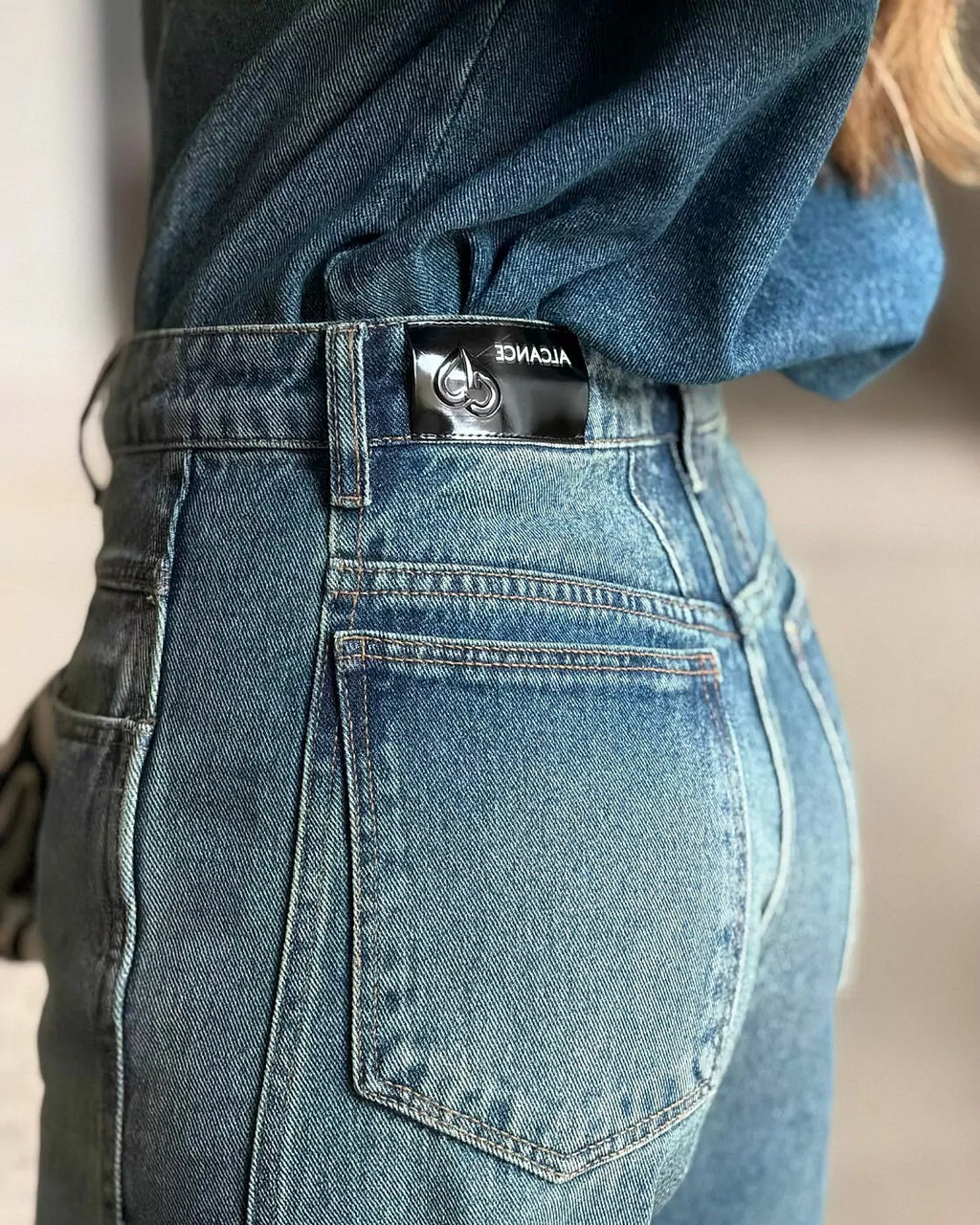 Calça jeans Austin Alcance azul com etiqueta preta da marca no cós e bolso traseiro com costura aparente