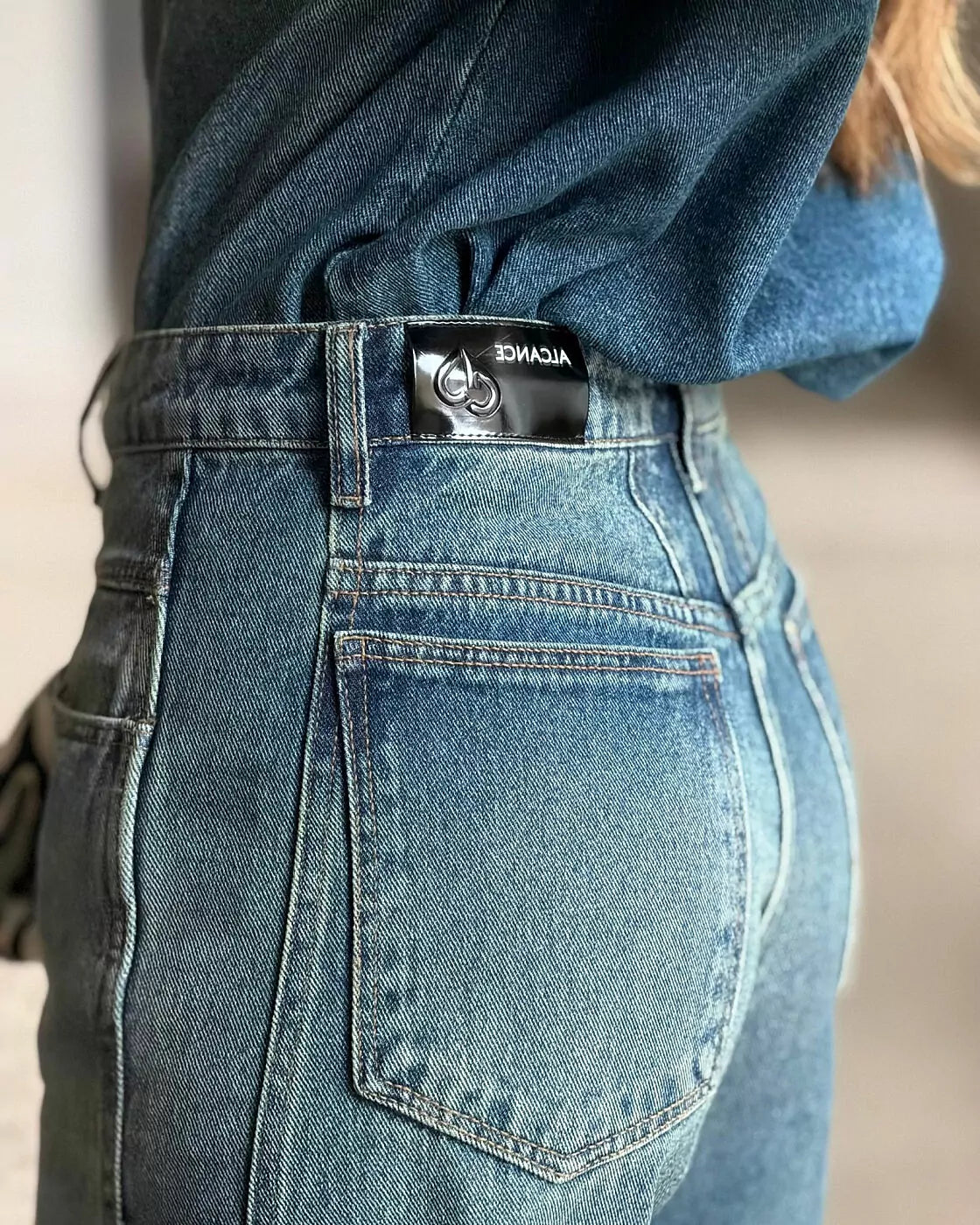 Calça jeans Austin Alcance azul com etiqueta preta da marca no cós e bolso traseiro com costura aparente