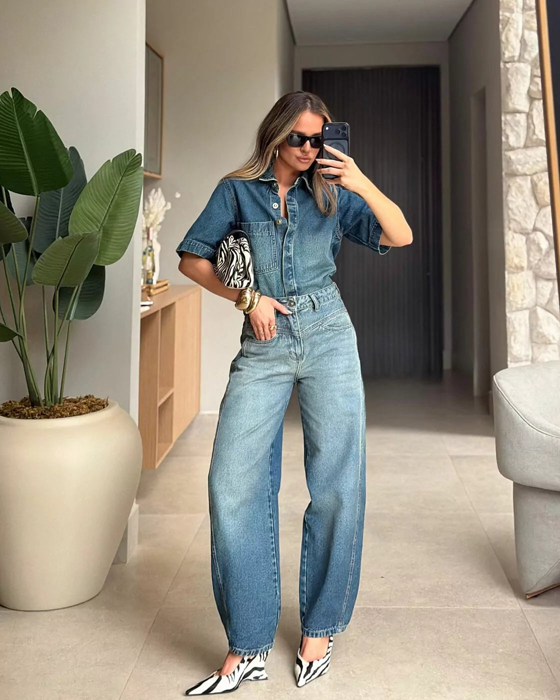 Look com calça jeans balloon Austin Alcance azul e camisa jeans de manga curta, com sapato de estampa zebra