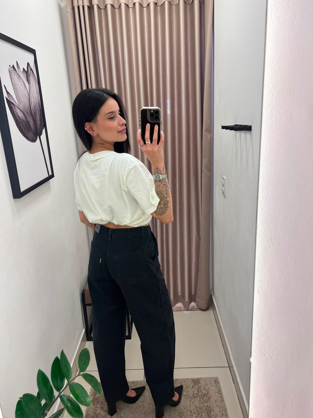 Calça Jeans Cargo Baggy Thin Lerrux preta vista de costas, com bolsos traseiros e cintura alta