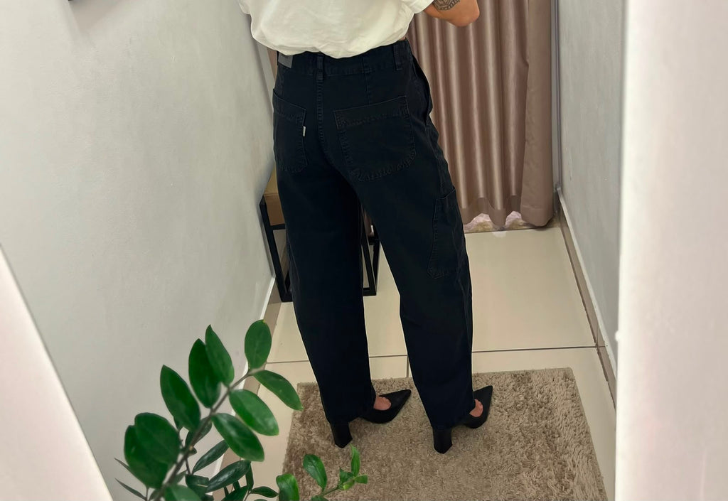 Calça Jeans Cargo Baggy Thin Lerrux preta vista de trás, com caimento largo e pernas retas até o tornozelo