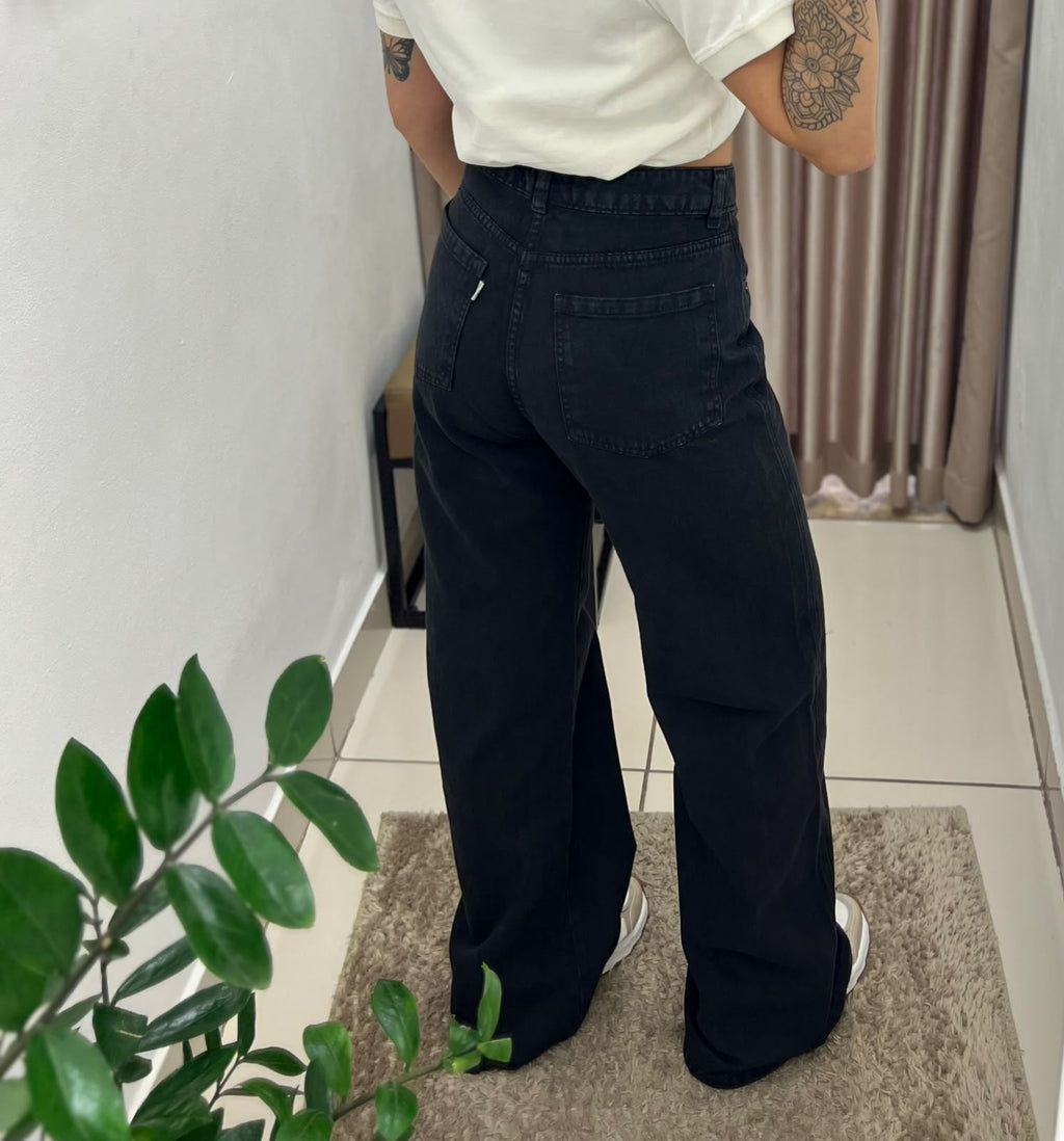 Calça jeans maxi Lerrux preta vista de costas, mostrando os bolsos traseiros e o caimento da cintura alta