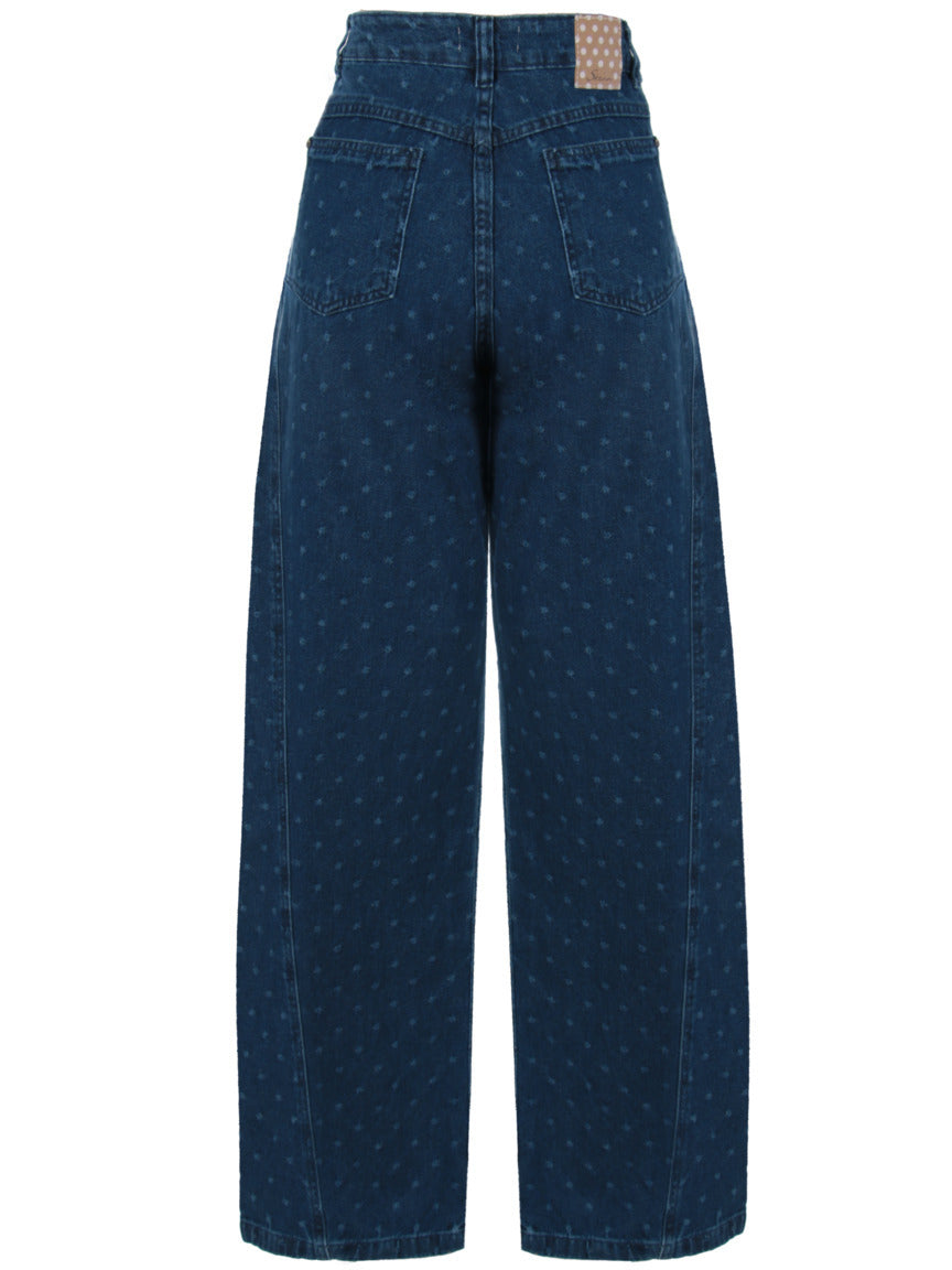 Calça Jeans Reta Skenn jeans escuro com estampa de pontinhos, vista das costas com bolsos traseiros e etiqueta