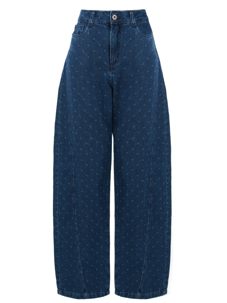 Calça Jeans Reta Skenn jeans escuro com estampa de pontinhos, vista da frente com cintura alta e bolsos