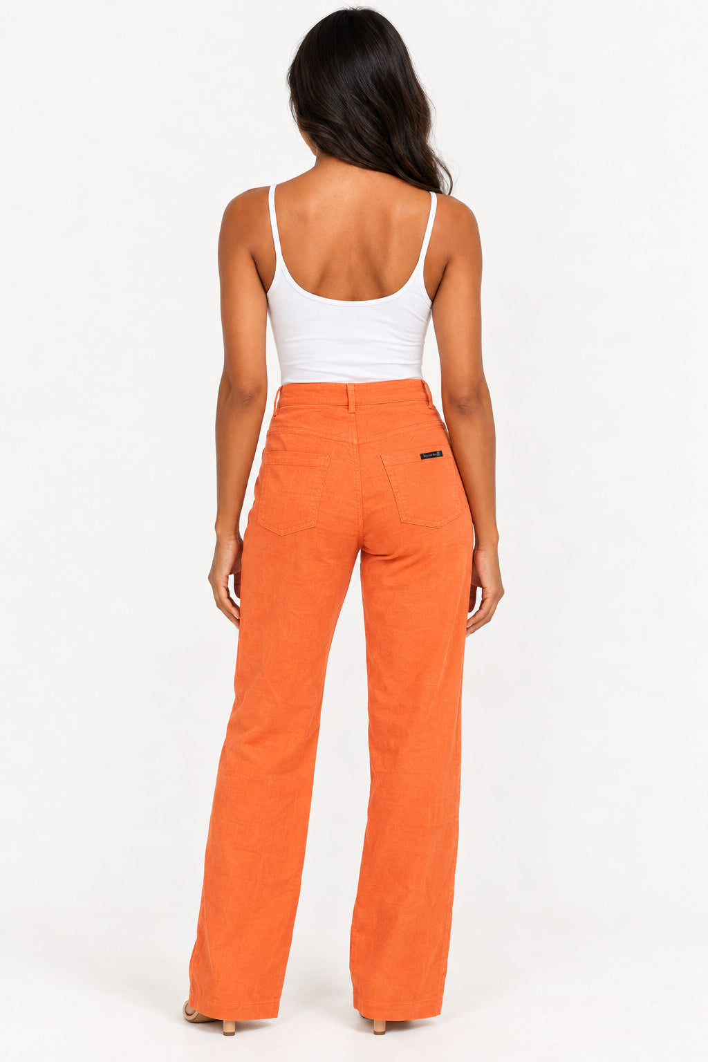 Laranja | Calça Jeans Wide de Linho Revanche laranja vista por trás, com bolsos traseiros e pernas largas