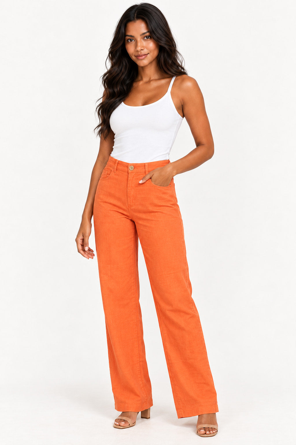 Laranja | Calça Wide de Linho Revanche laranja com cintura alta, modelo com a mão no bolso frontal