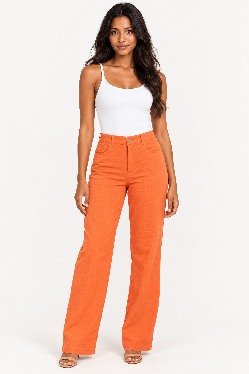 Laranja | Calça Jeans Wide de Linho Revanche na cor laranja, vestida na modelo com regata branca e sandálias nude