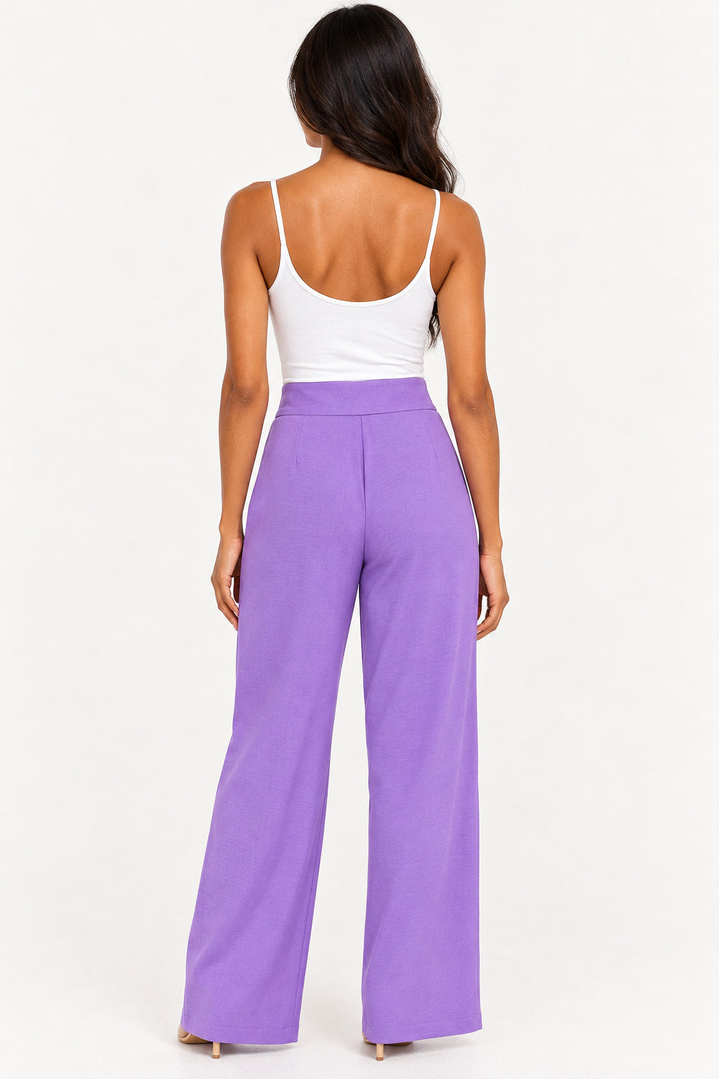 Roxo | Calça Line Pantalona Skenn roxa vista de trás, com cintura alta e pernas largas, usada com regata branca