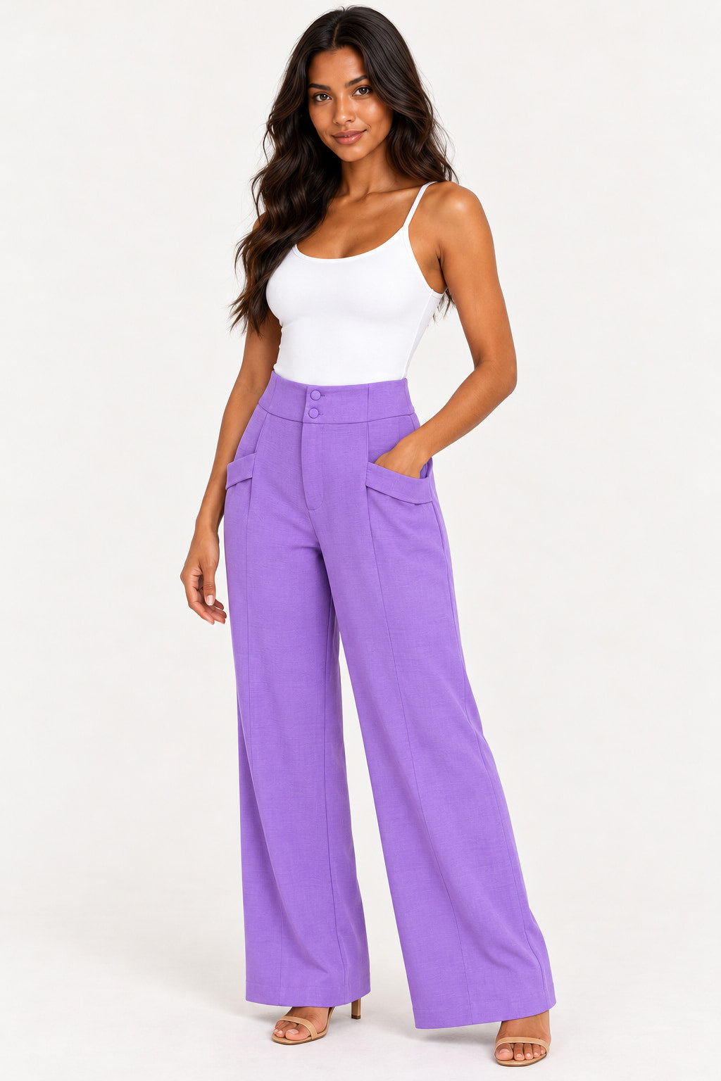 Roxo | Calça Line Pantalona Skenn roxa de cintura alta com bolsos com aba, look completo com regata branca e sandália